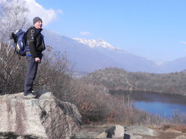 Panorama sul Lago Nero dal lato sud con Aldo sul sasso erratico (30350 bytes)